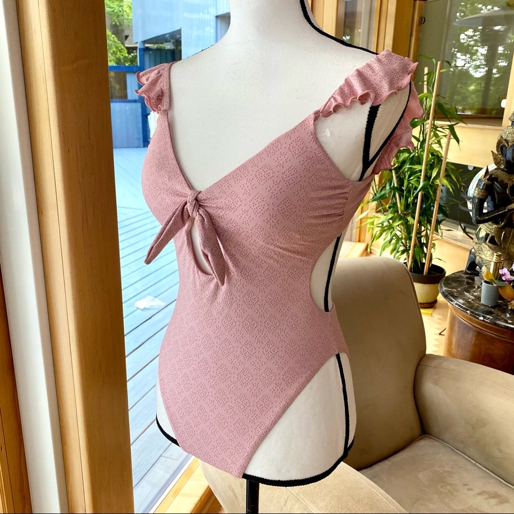 ☘️LUCKY  BRAND ☘️”All the Frills” Swimsuit CUTE & UNIQUE ! — VERY RARE NOW 🩷